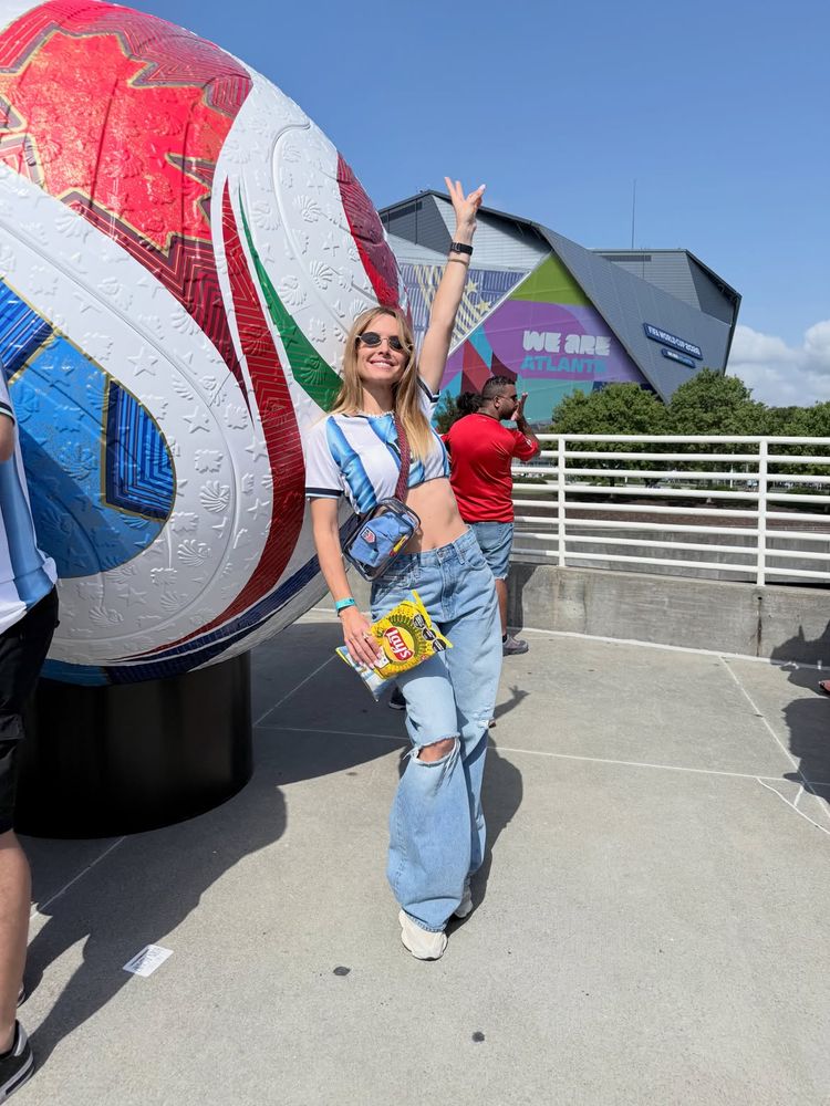 Canchera, fresca y con guiños y2k: el look de cancha con el que Sofía Zámolo conquistó Atlanta en el Mundial 2026