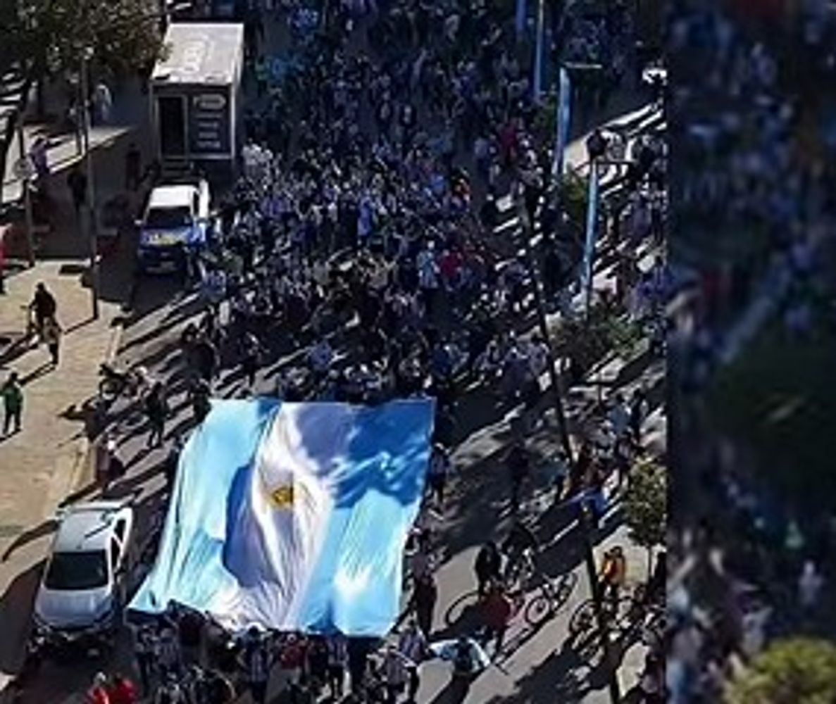 La Policía informó que el monitoreo aéreo fortalece las tareas de prevención en la vía pública.
