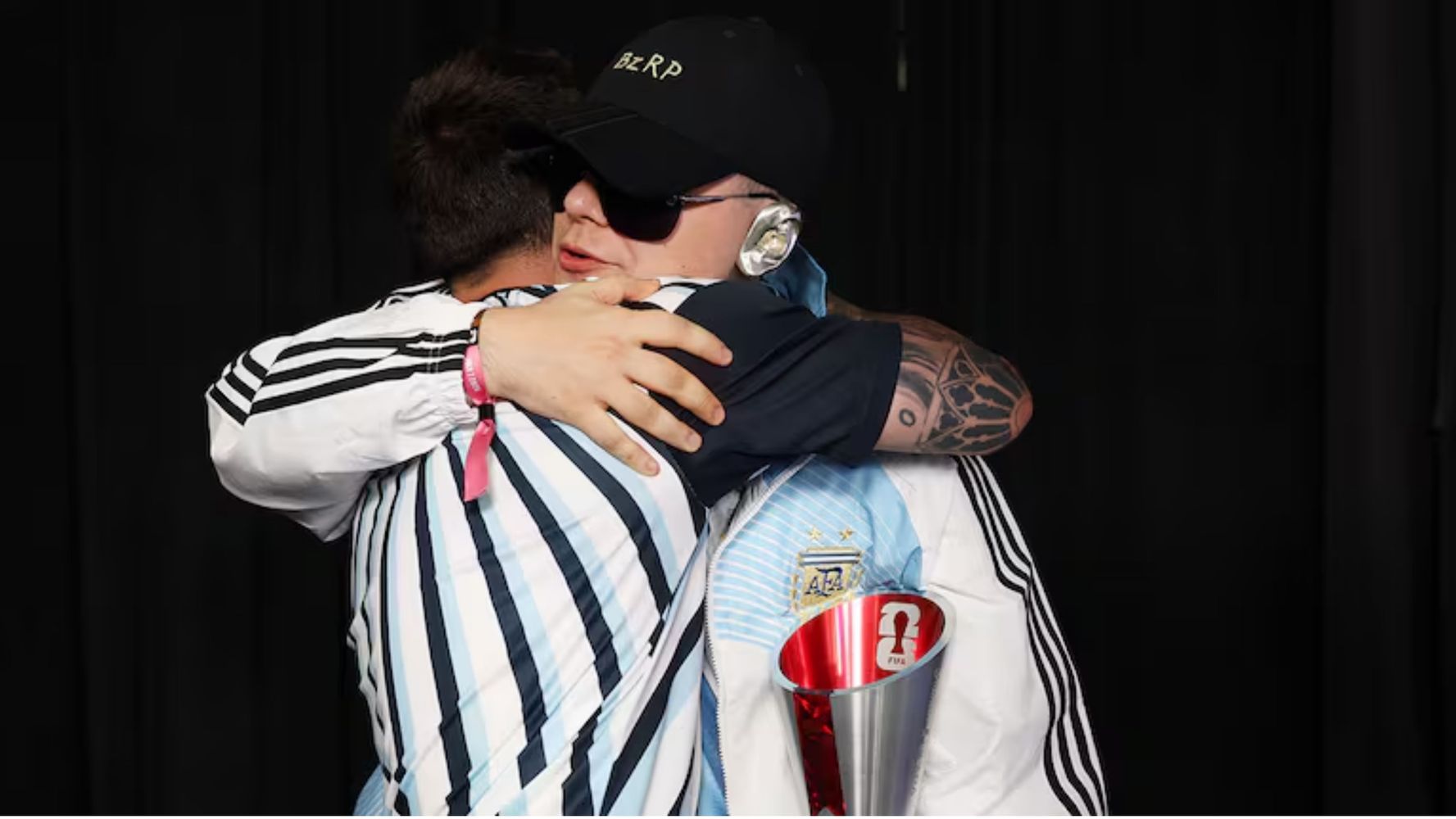 La emoción tras entregar el premio.