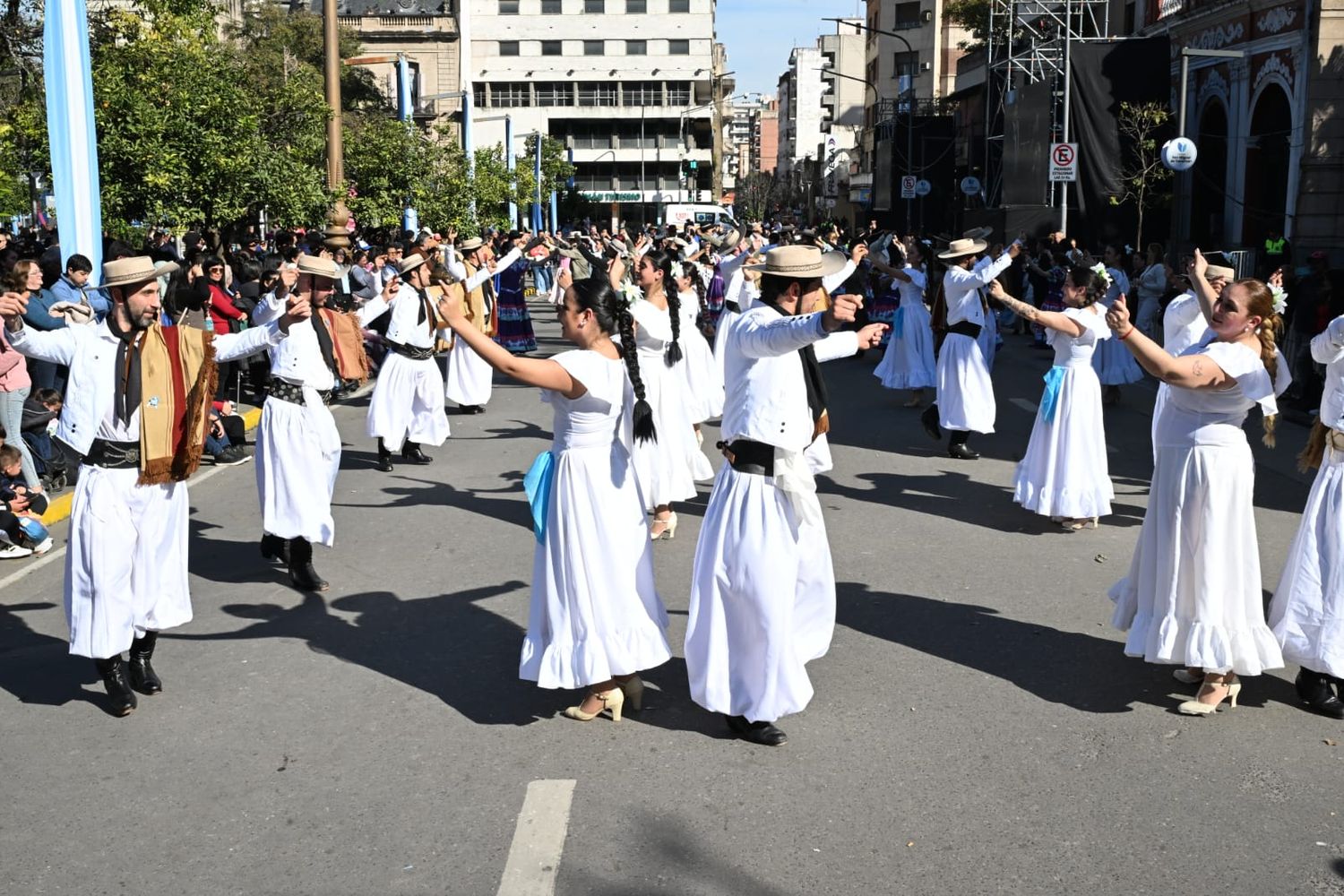 Los ballets folclóricos brillaron en la antesala del 9 de Julio.