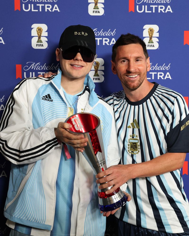 Bizarrap le entregó el premio al MVP a Leo Messi tras el partido contra Egipto.
