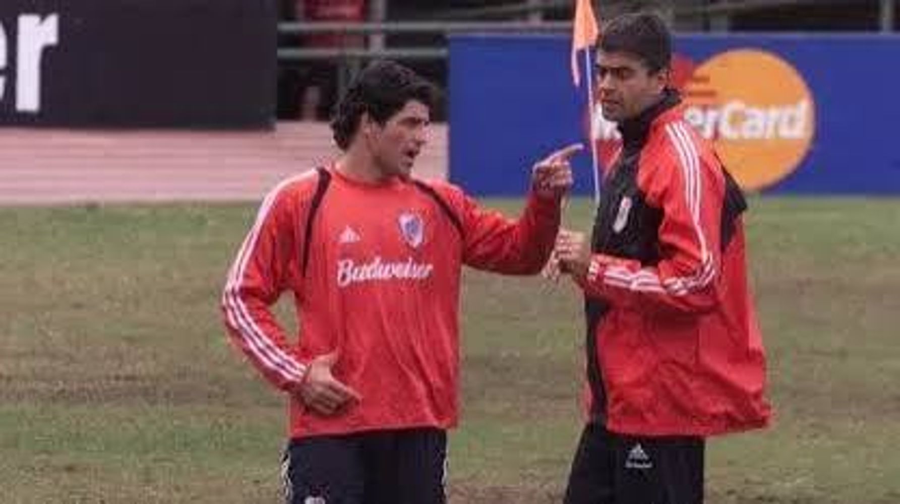 Una de las peleas más emblemáticas de fútbol argentino.