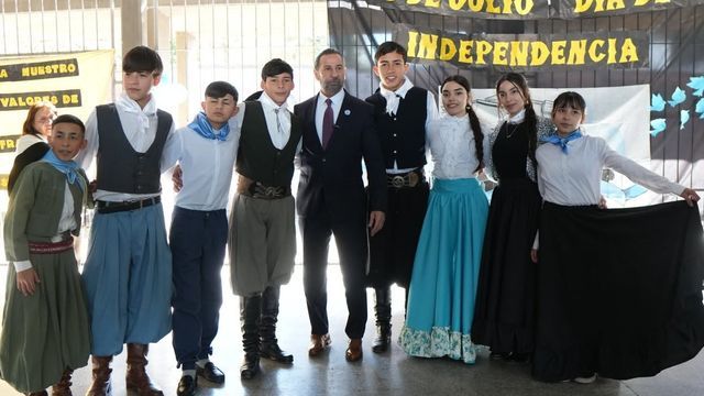 El presidente del Concejo Deliberante participó del acto por la Independencia y valoró el crecimiento del establecimiento.