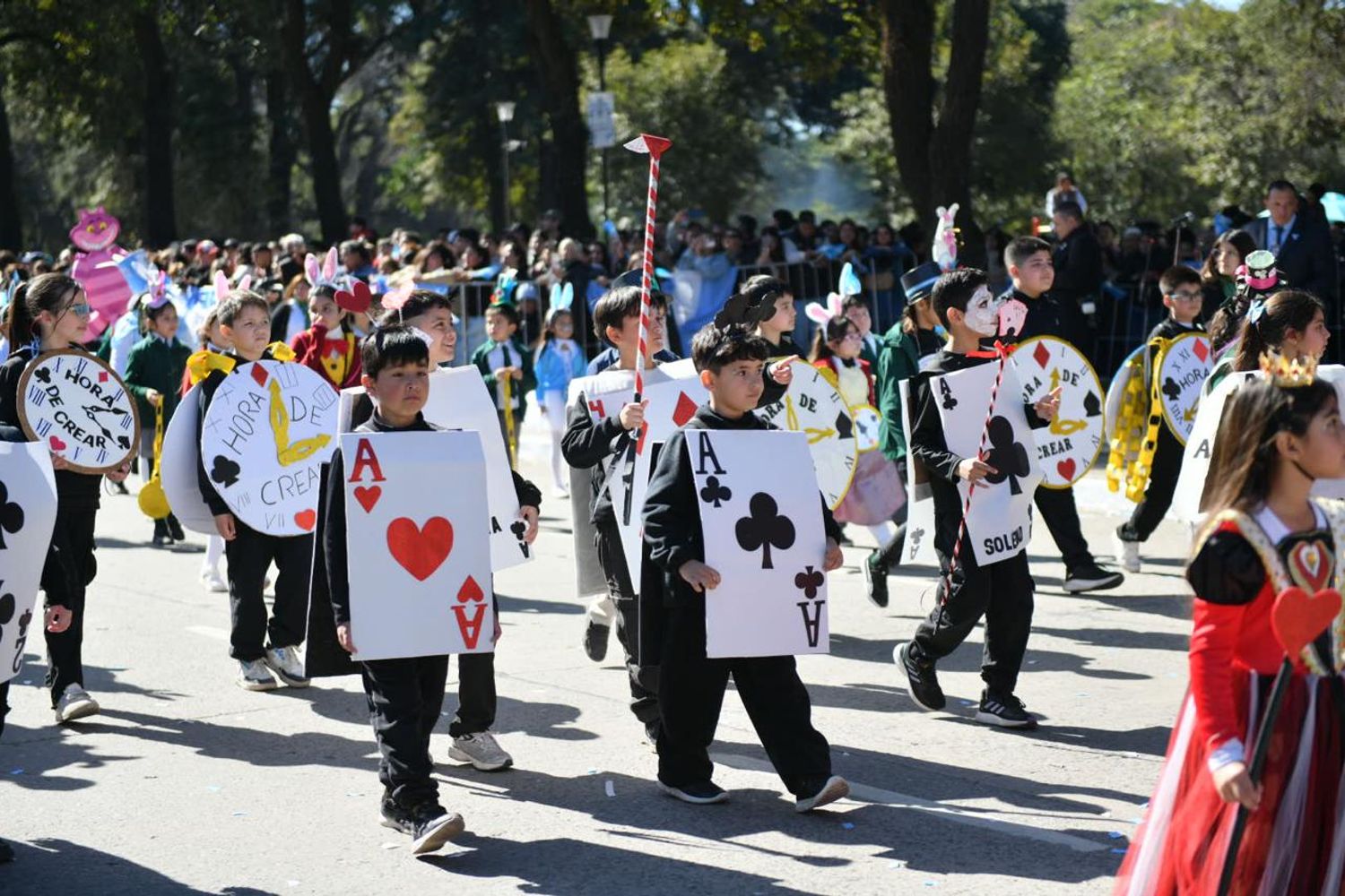 Con masiva presencia de público, arrancó el desfile cívico-militar en Tucumán.