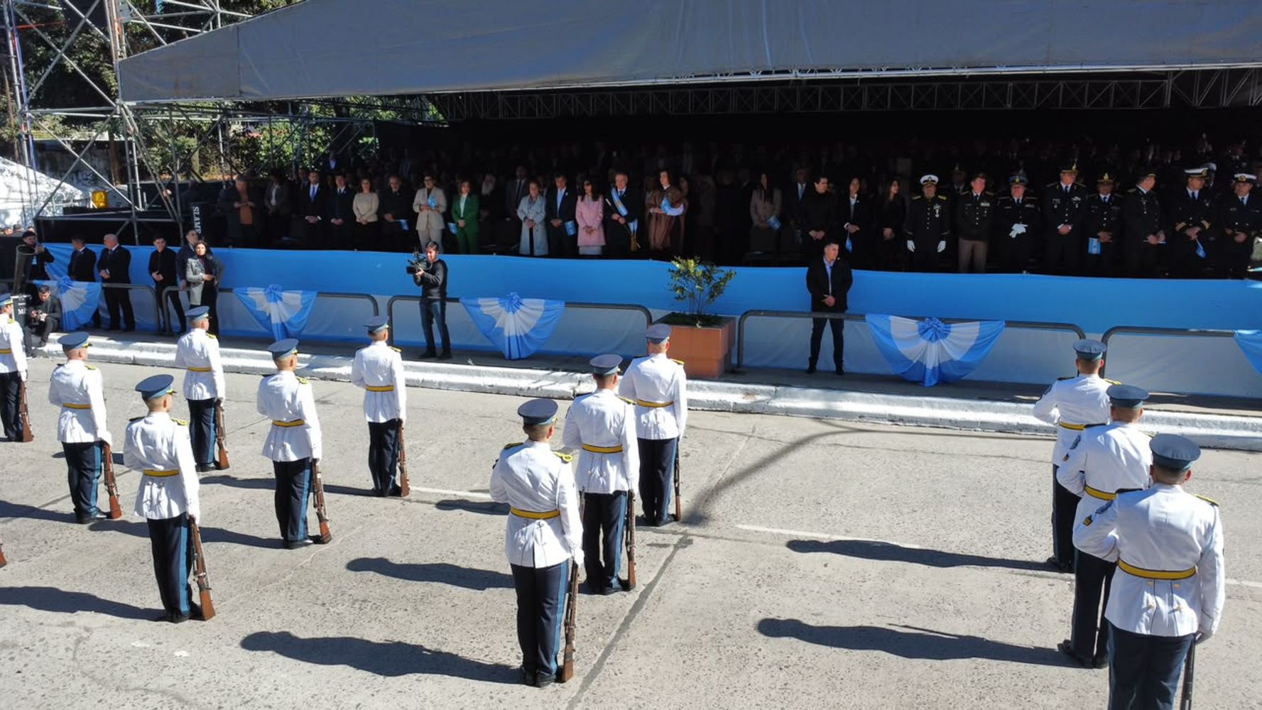  El gobernador celebró la amplia convocatoria en el inicio del desfile cívico-militar en el Parque 9 de Julio.