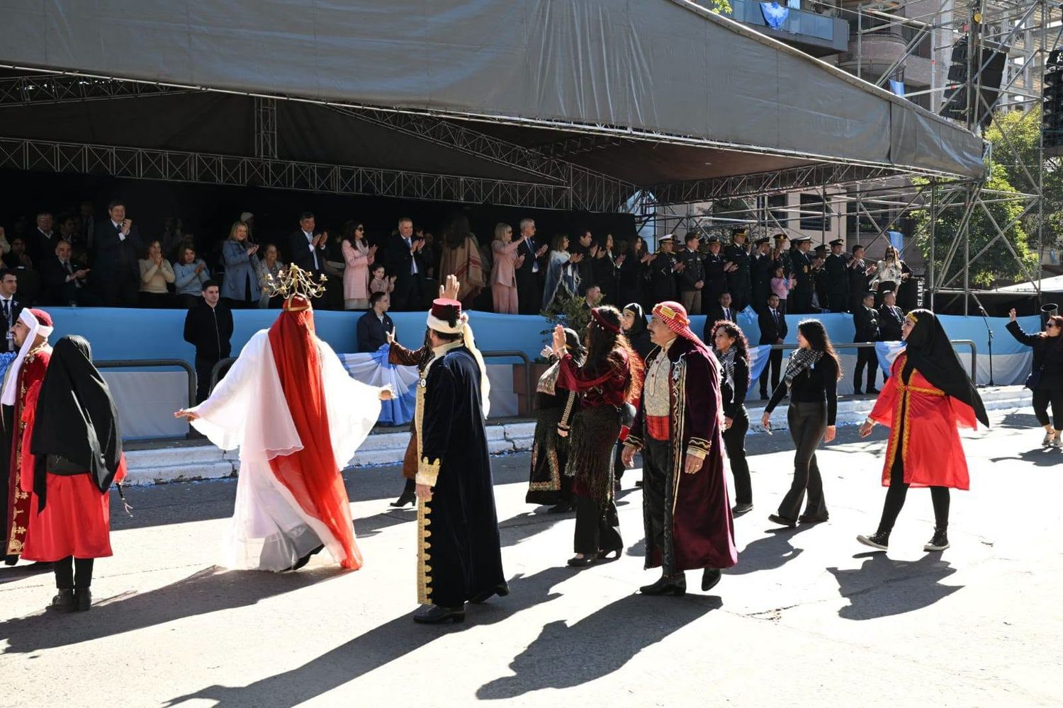 Más de 10.000 personas participaron del desfile, entre estudiantes, efectivos de las fuerzas de seguridad, excombatientes e integrantes de colectividades.
