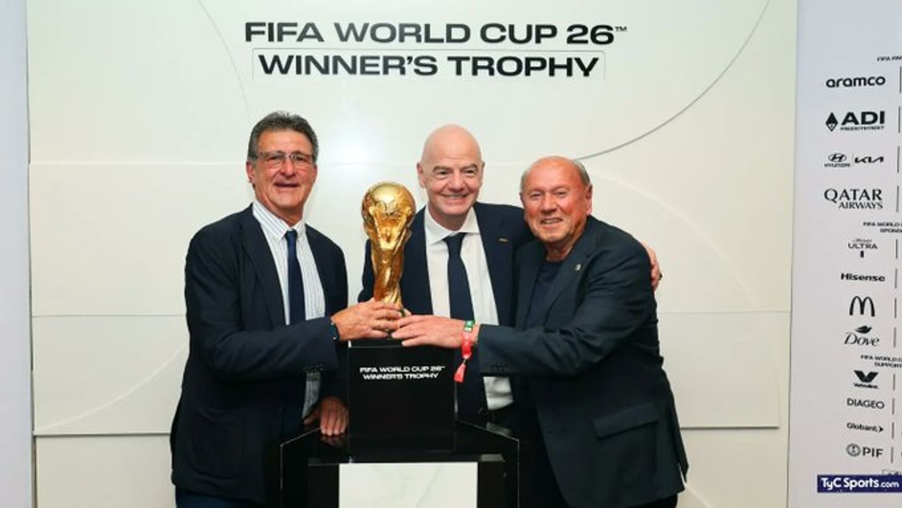 Mario Kempes, con la Copa del Mundo y el presidente de la FIFA.