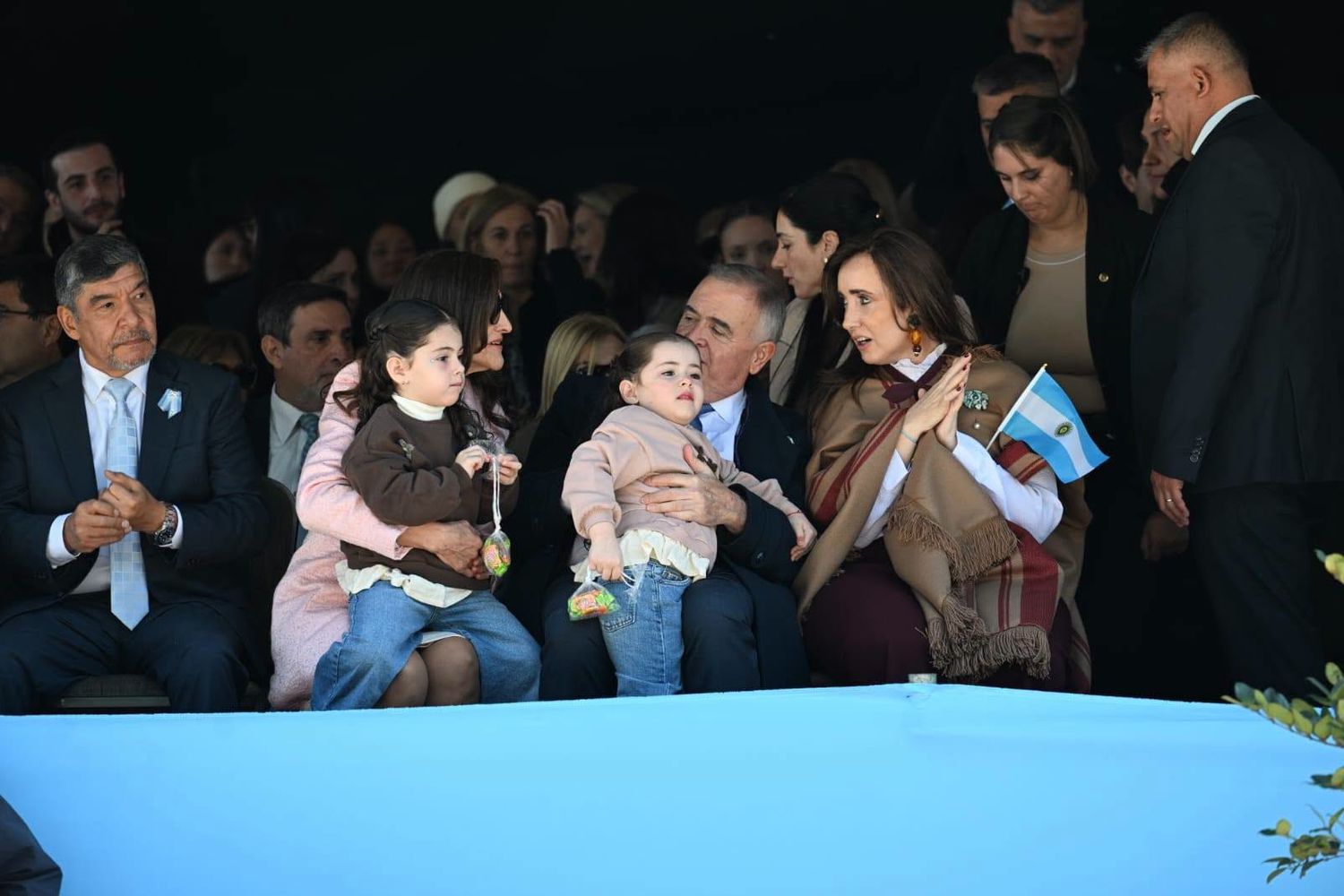 Jaldo: "Seguimos compartiendo juntos esta jornada marcada por el fervor patriótico y la participación popular. Junto a la vicepresidenta de la Nación".