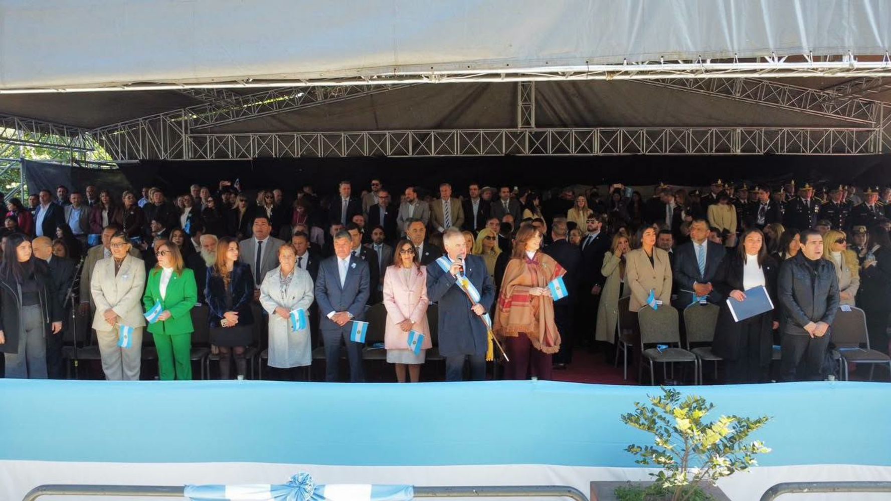 Desde el palco oficial, la vicepresidenta Victoria Villarruel, el gobernador Osvaldo Jaldo y autoridades provinciales presenciaron el paso de las distintas delegaciones.
