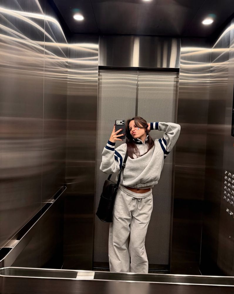 "Comfy chic" en clave urbana: el guiño al estilo del invierno con el que Emilia Mernes redefine el vestuario de la hinchada