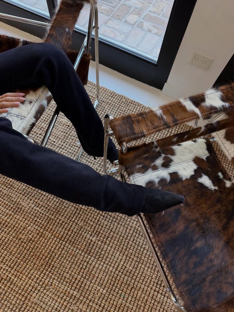 Entre la arquitectura y la moda: el look "off-duty" con el que Zaira Nara reinventó los básicos en su espacio de trabajo