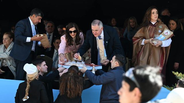 El gobernador Osvaldo Jaldo y la vicepresidenta Victoria Villarruel encabezaron el inicio de la celebración en el Parque 9 de Julio.

