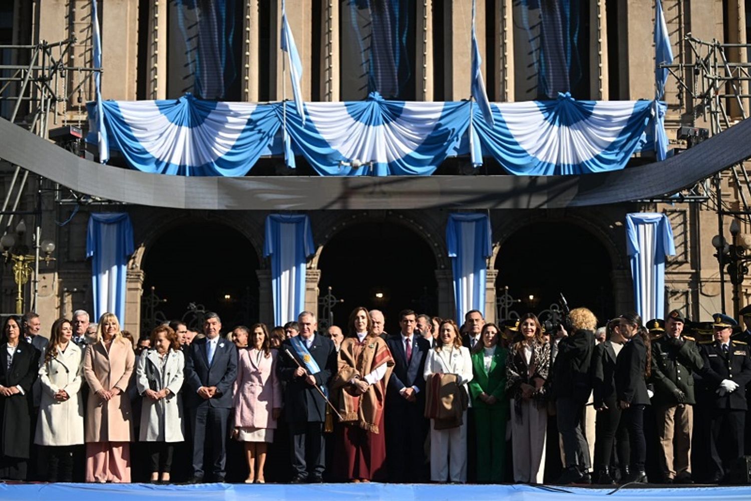 El palco oficial reunió a autoridades del todo el país.