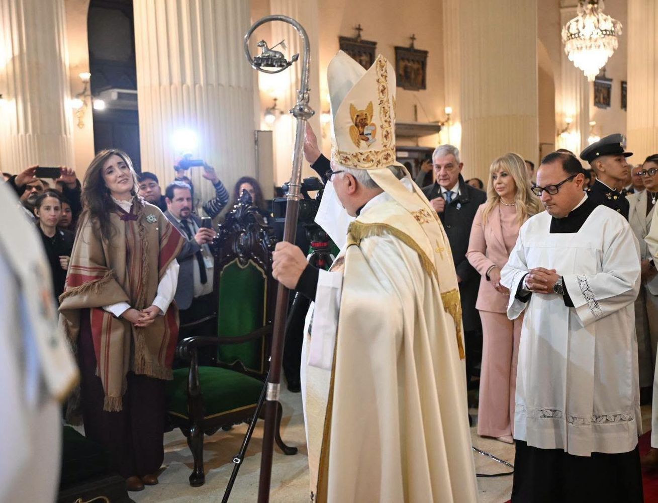 Carlos Sánchez retomó enseñanzas del papa León XIV y pidió priorizar a la persona en las decisiones sociales.