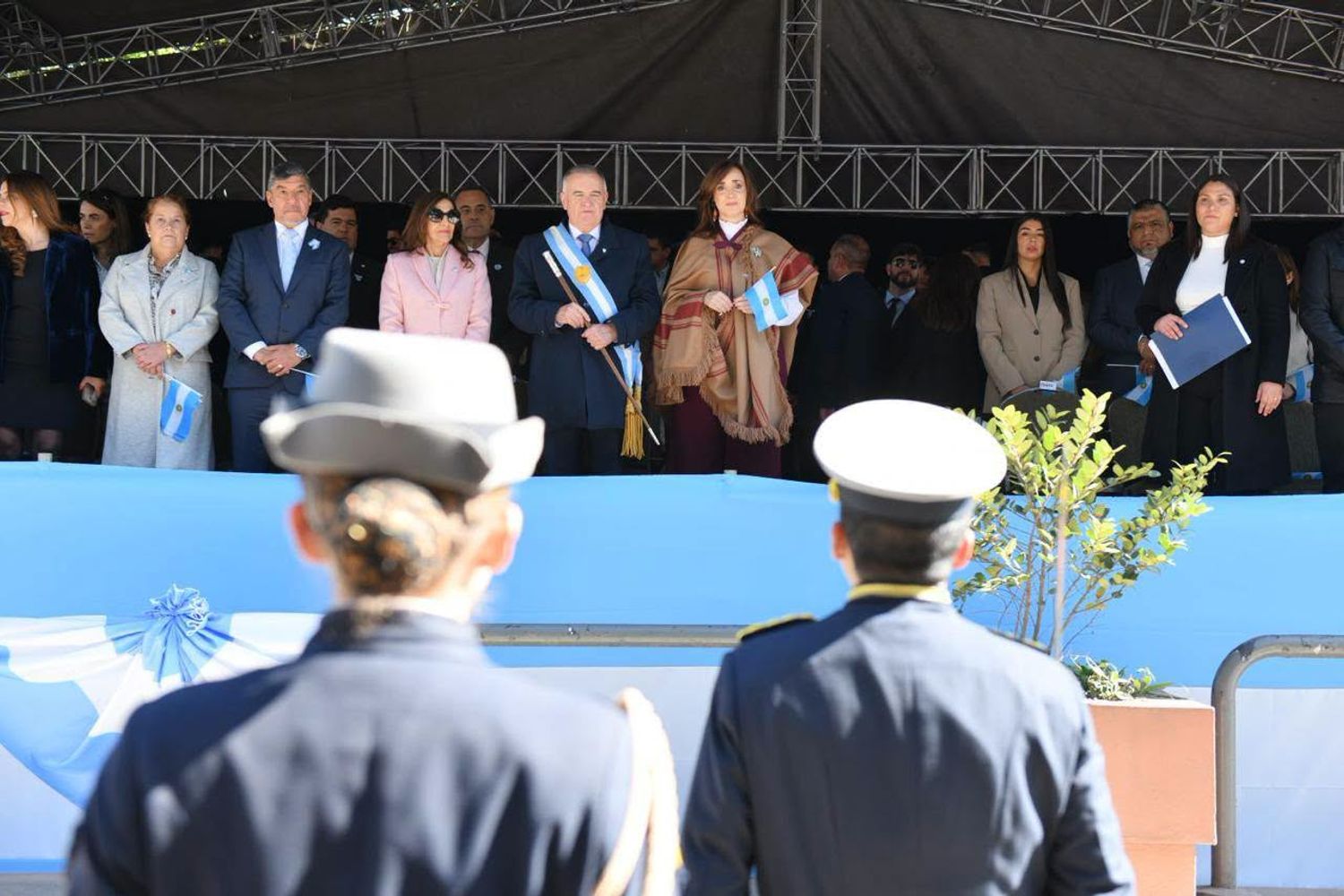El desfile contó con una nutrida participación de distintas agrupaciones, escuelas y fuerzas de seguridad.