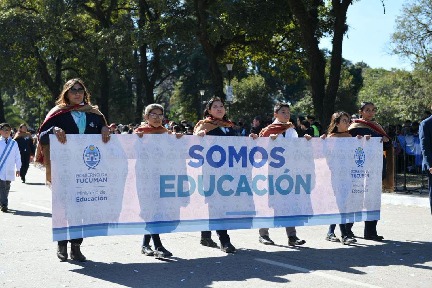 La bandera "Somos Educación" fue portada por alumnos de la Escuela de la Patria Dr. Manuel Belgrano en el bloque inaugural.
