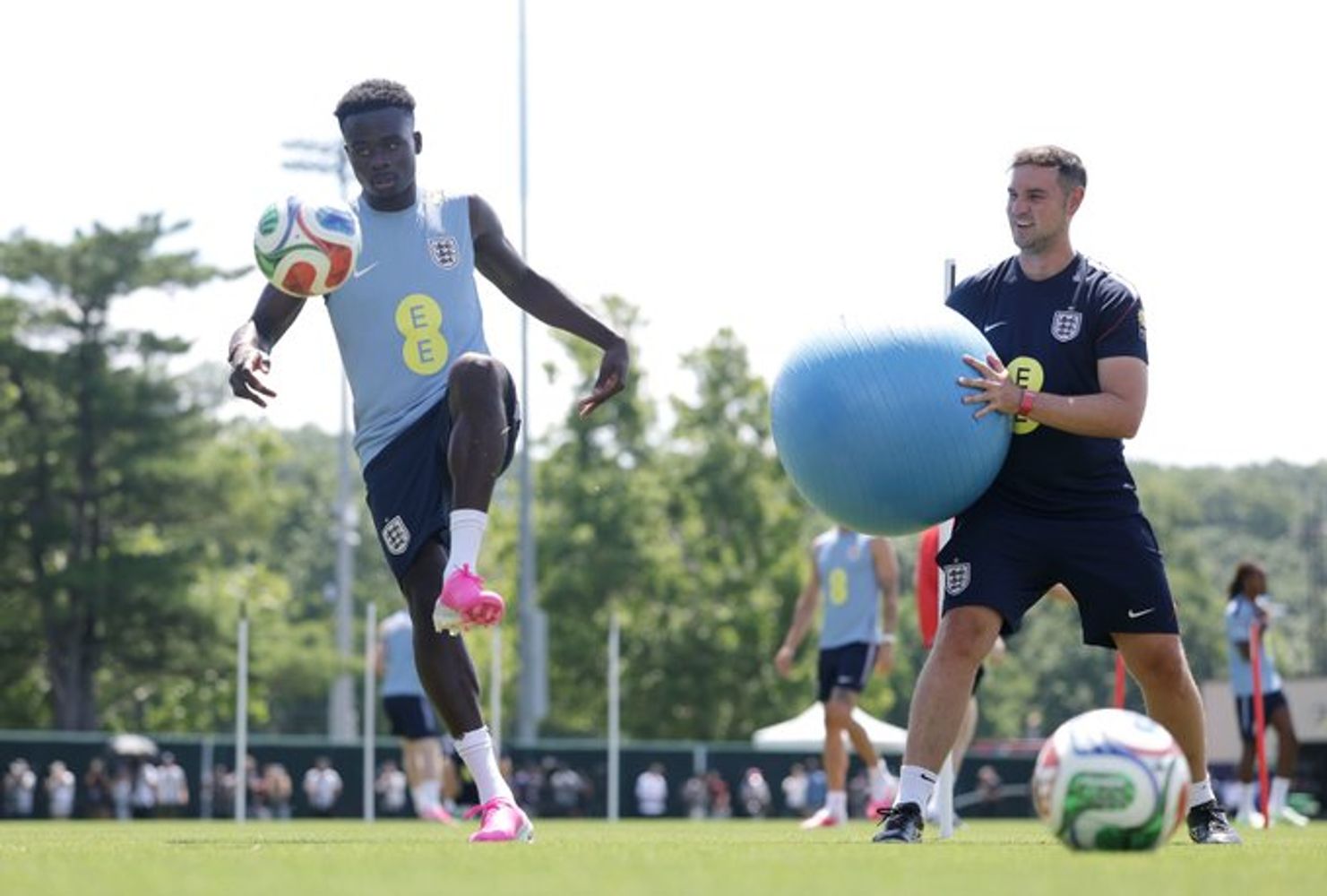 Saka, el extremo inglés, con elogios para Lionel Messi.