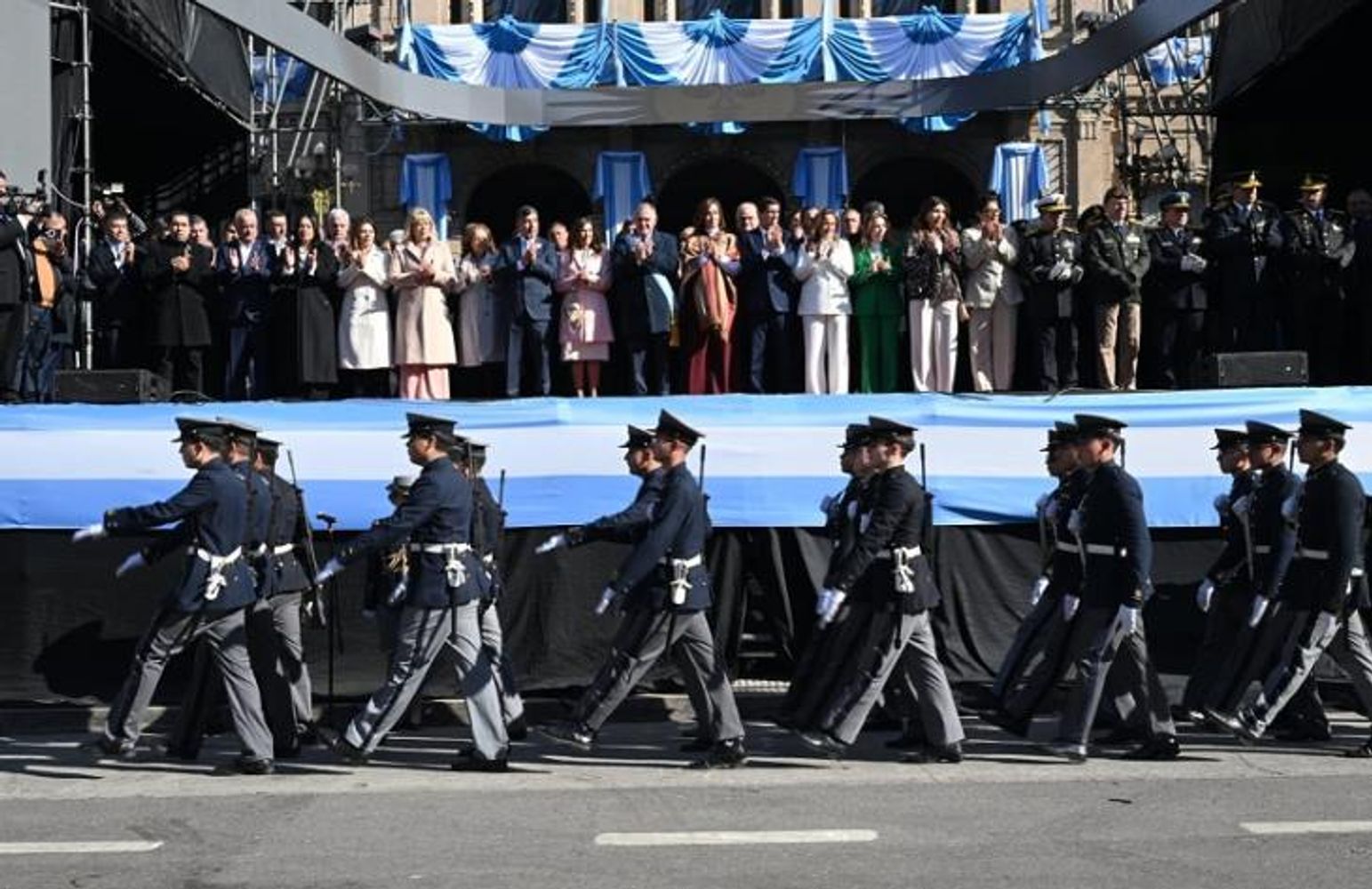 La ceremonia reunió a autoridades, fuerzas de seguridad y estudiantes.