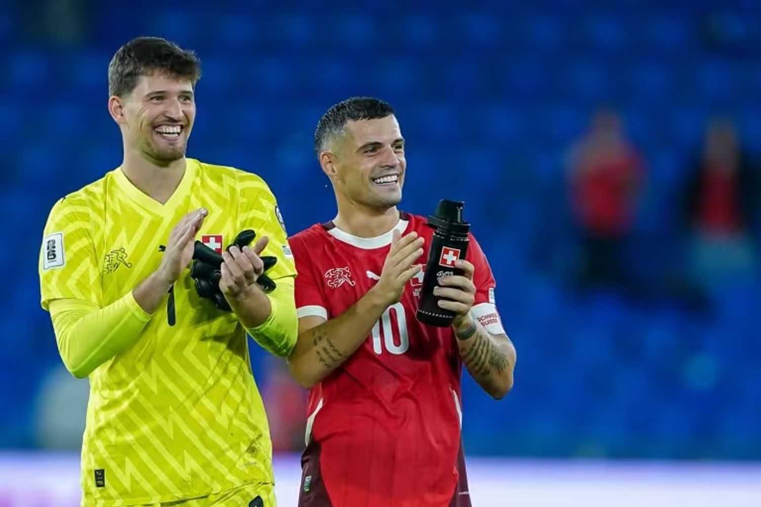 Gregor Kobel y Granit Xhaka.