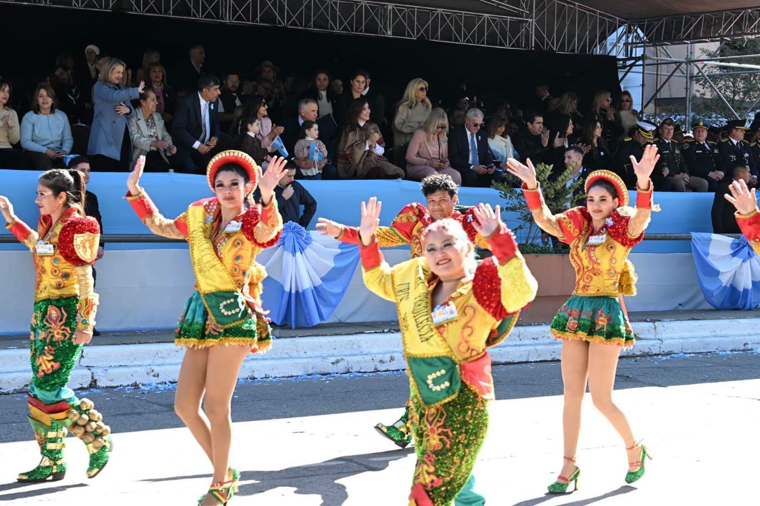 El desfile incluyó comparsas locales.