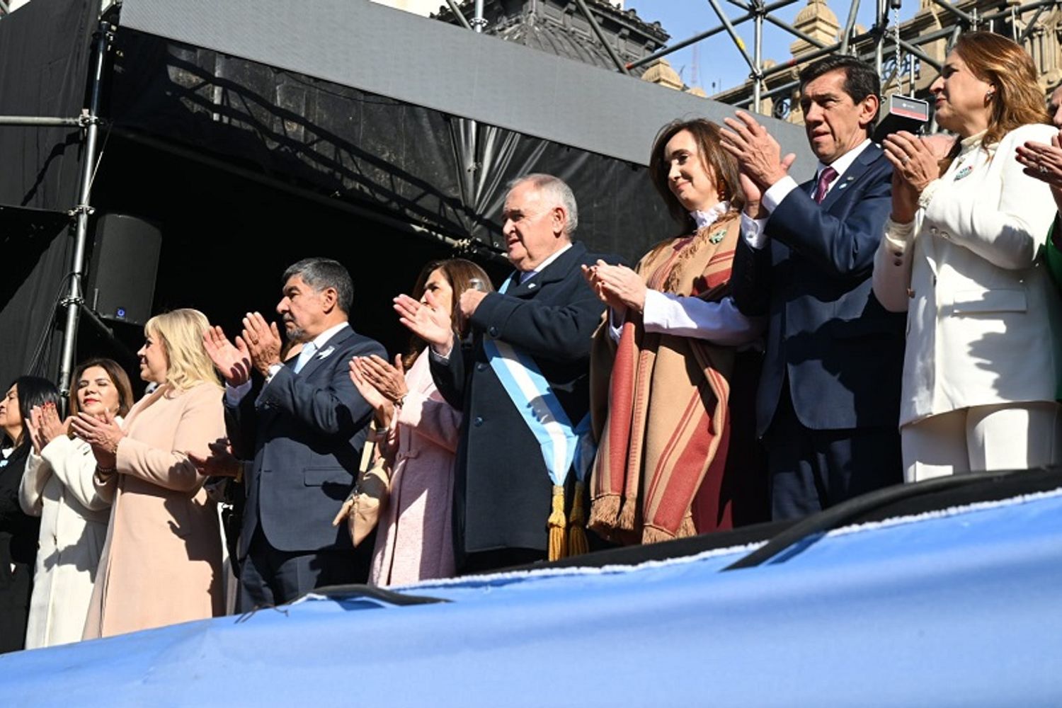 Autoridades y público acompañaron la ceremonia por el Día de la Independencia
