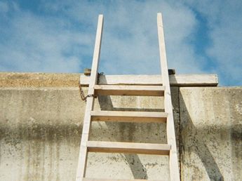 Un pintor cayó de una escalera y pelea por su vida en Córdoba