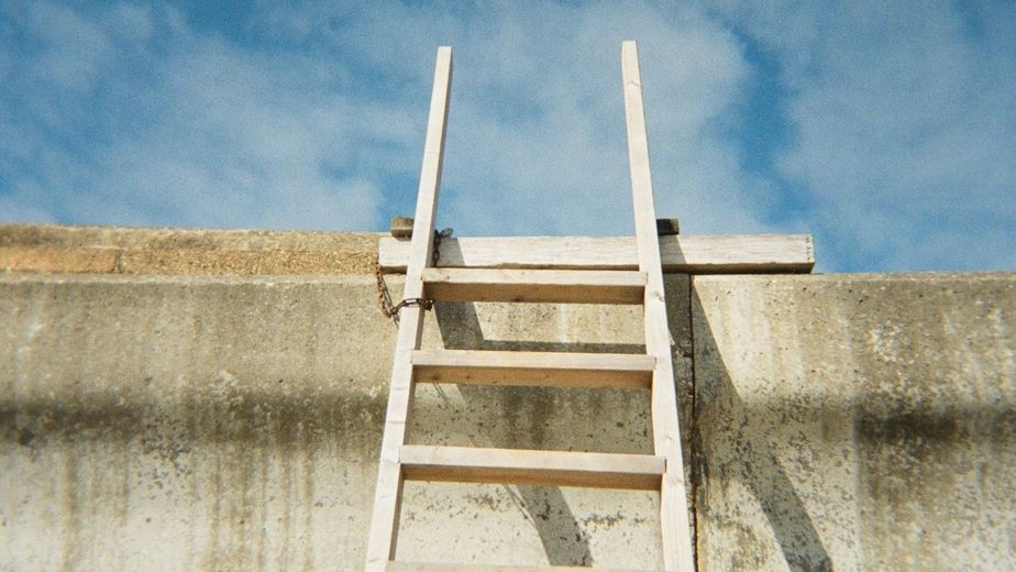 Un pintor cayó de una escalera y pelea por su vida en Córdoba
