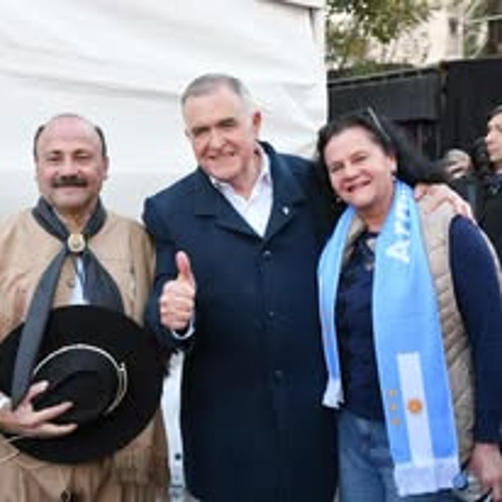 El gobernador estuvo presente durante todos los actos oficiales.