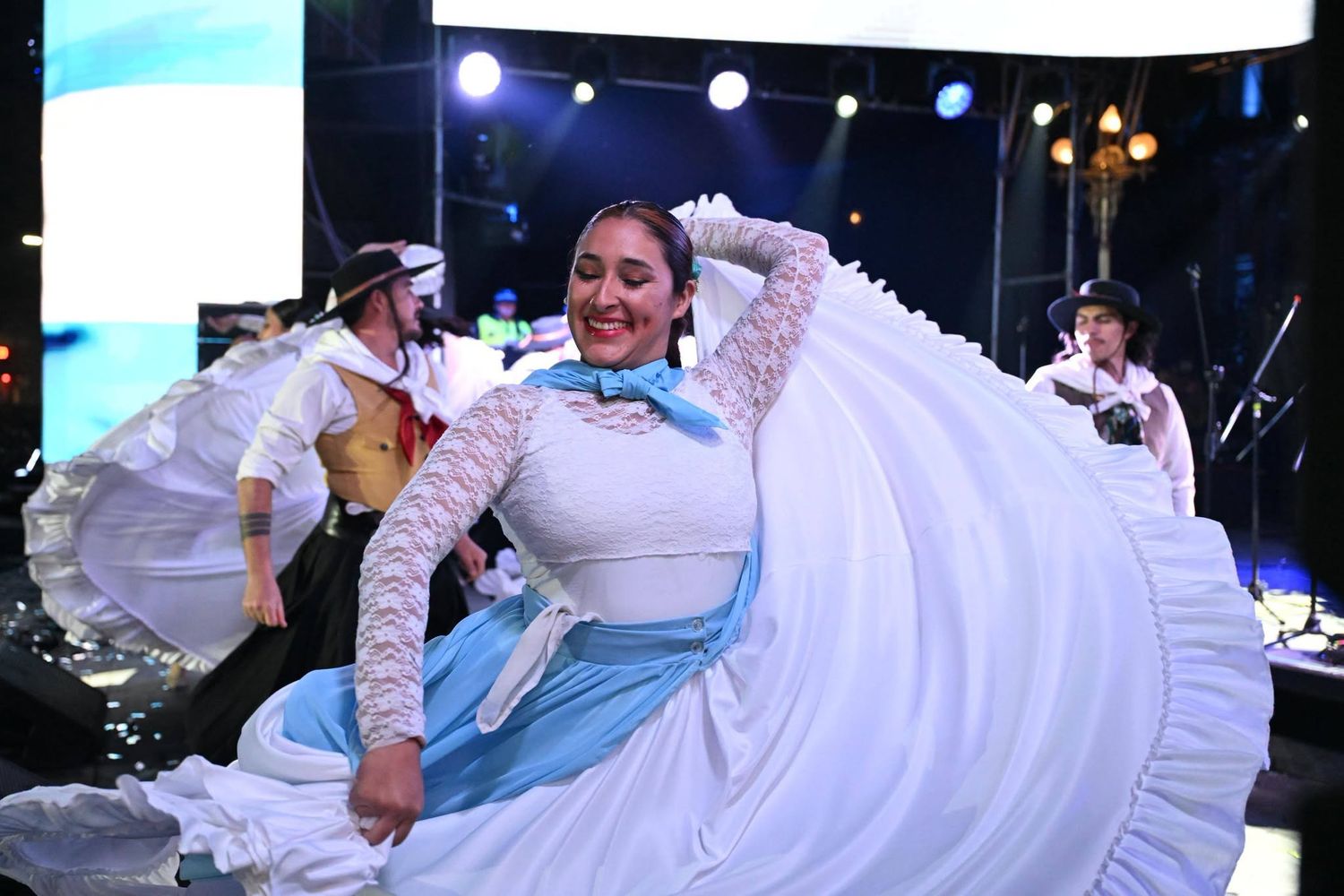 La celebración contó con la presencia de destacadas figuras del arte nacional y local.