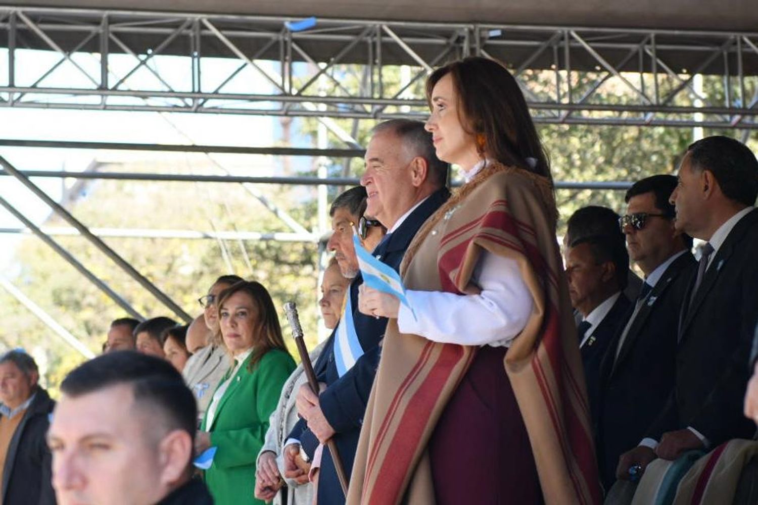 La vicepresidenta participó del inicio del desfile cívico-militar y adelantó una visita a una empresa azucarera de la provincia.