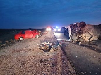 Siniestro vial en Córdoba: dos muertes y 16 niñas con heridas, por un choque frontal 