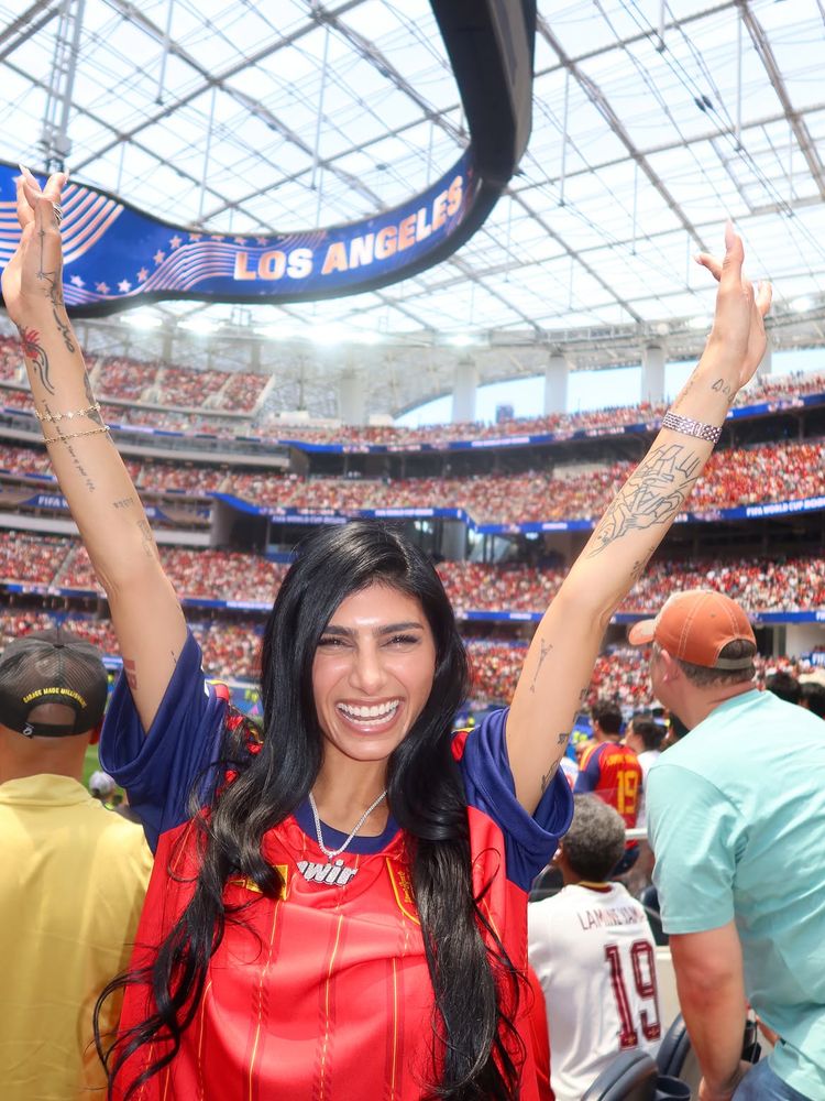 Furor en Los Ángeles: la audaz propuesta con joyería urbana con la que Mia Khalifa revolucionó las tribunas del Mundial 2026