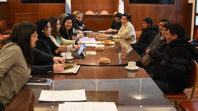 La comisión de Pueblos Indígenas de la Cámara de Diputados provincial recibió a referentes de la Comunidad Indígena de Aguas Blancas, Salinas Grandes, para abordar una problemática vinculada a los límites entre las provincias de Jujuy y Salta.