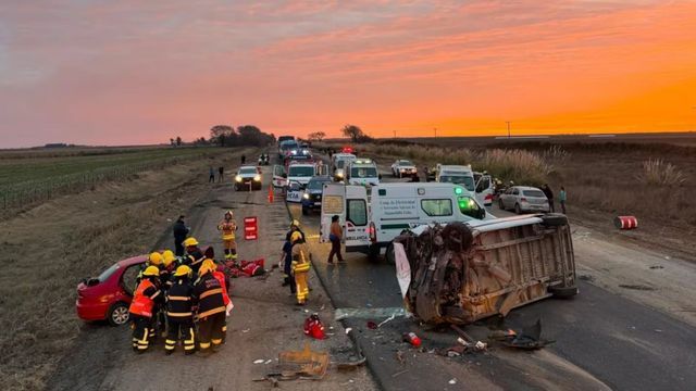 Más de 15 personas se vieron involucradas en el choque frontal en Córdoba.