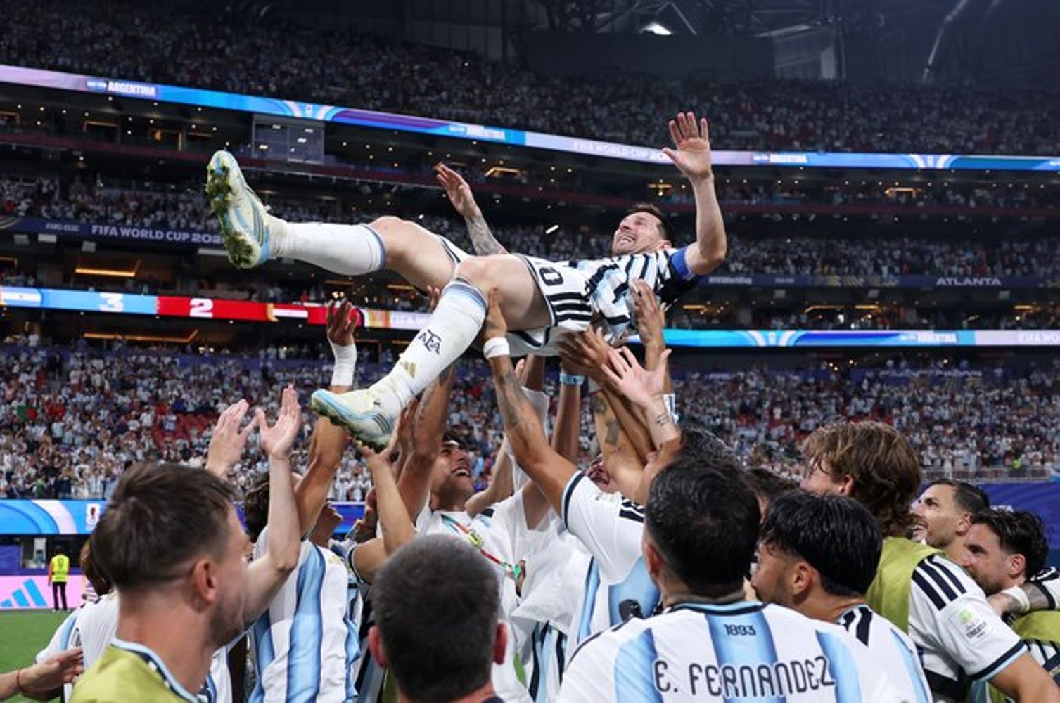 Arriba Leo Messi. La adoración de sus compañeros, de todos.