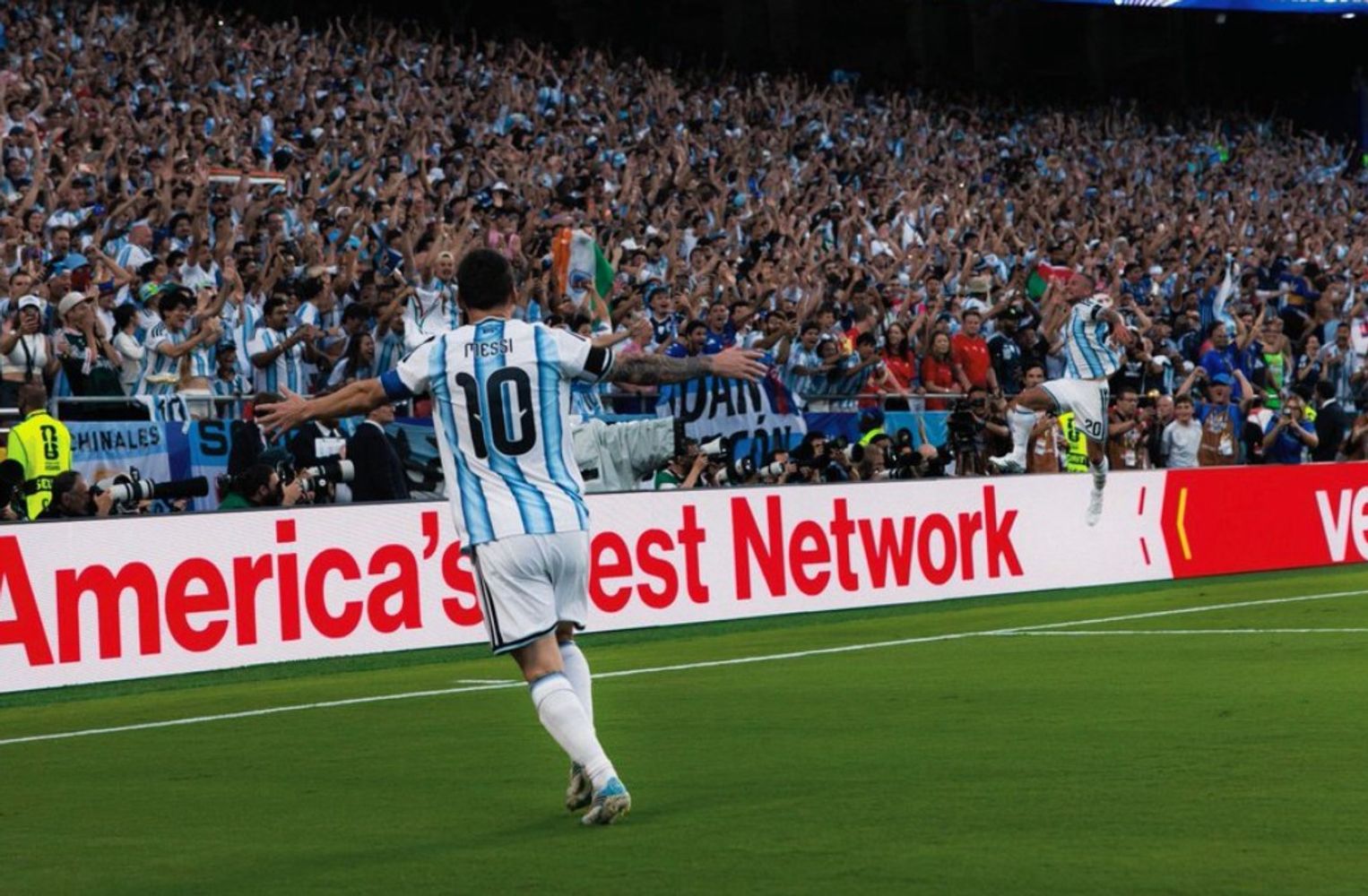 Lionel Messi grita el gol de Mac Allister ante Suiza por los cuartos de final del Mundial 2026