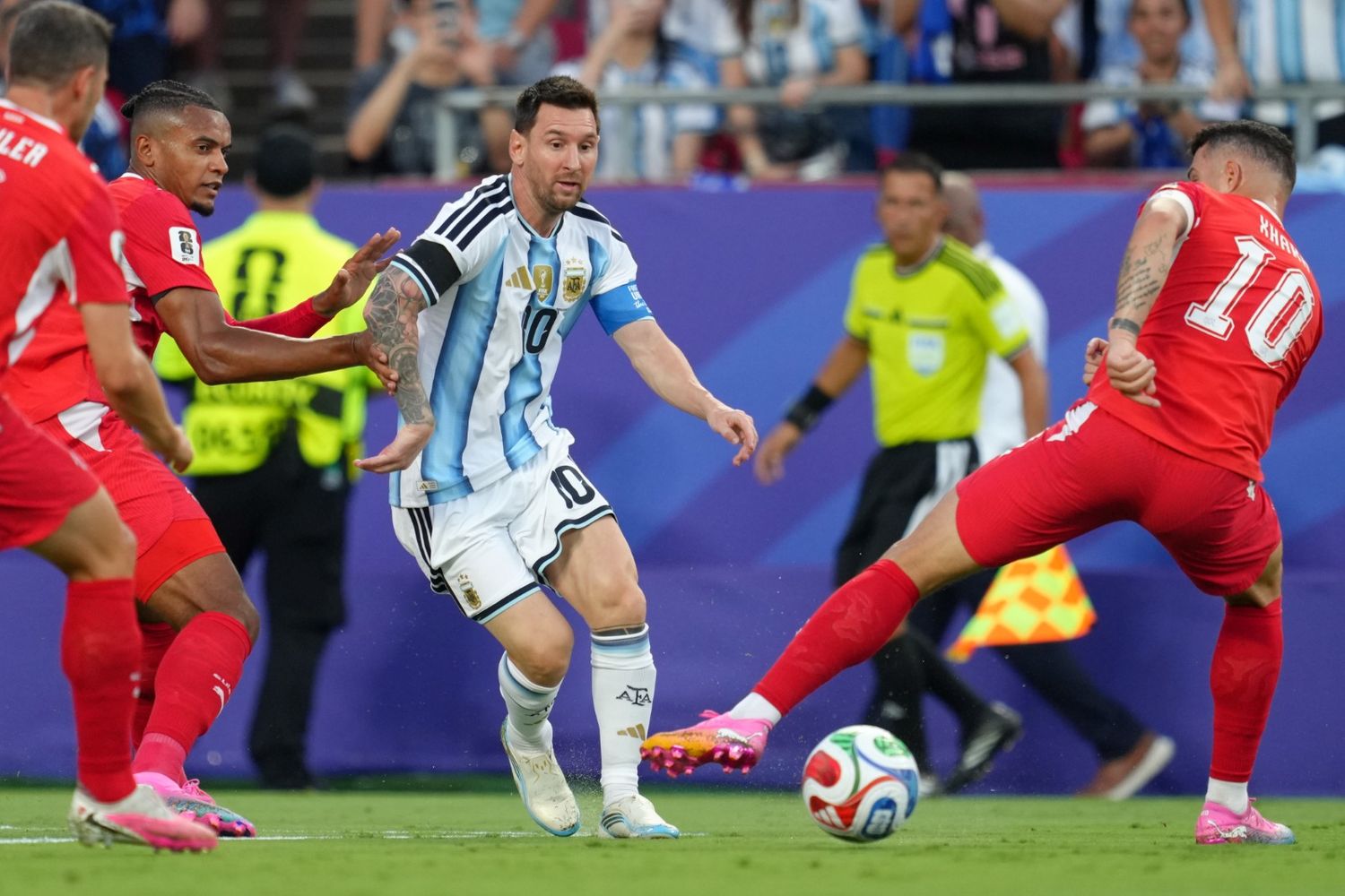Lionel Messi encara a los volantes de Suiza en partido por cuartos de final del Mundial 2026