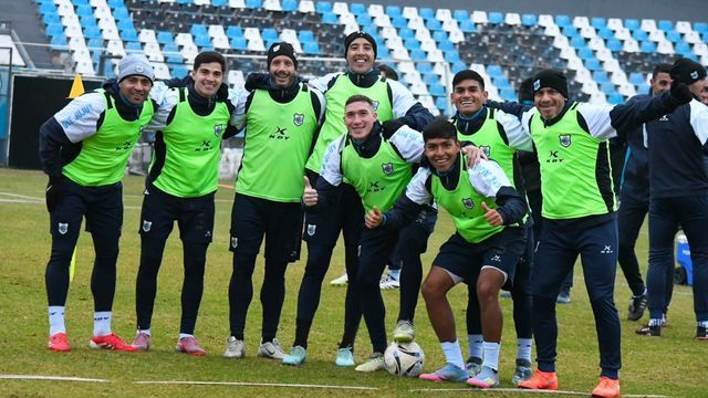 Gimnasia y Esgrima de Jujuy recibe este domingo a Chacarita en el estadio "23 de Agosto" desde las 15:00, buscando retomar el triunfo como local y sostener el liderazgo de la Zona B de la Primera Nacional 2026.
