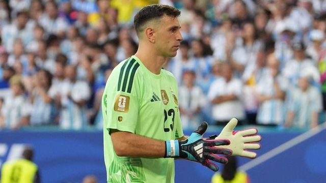 El "Dibu" Martínez siendo el "Dibu", para sostener el cero en arco argentino.