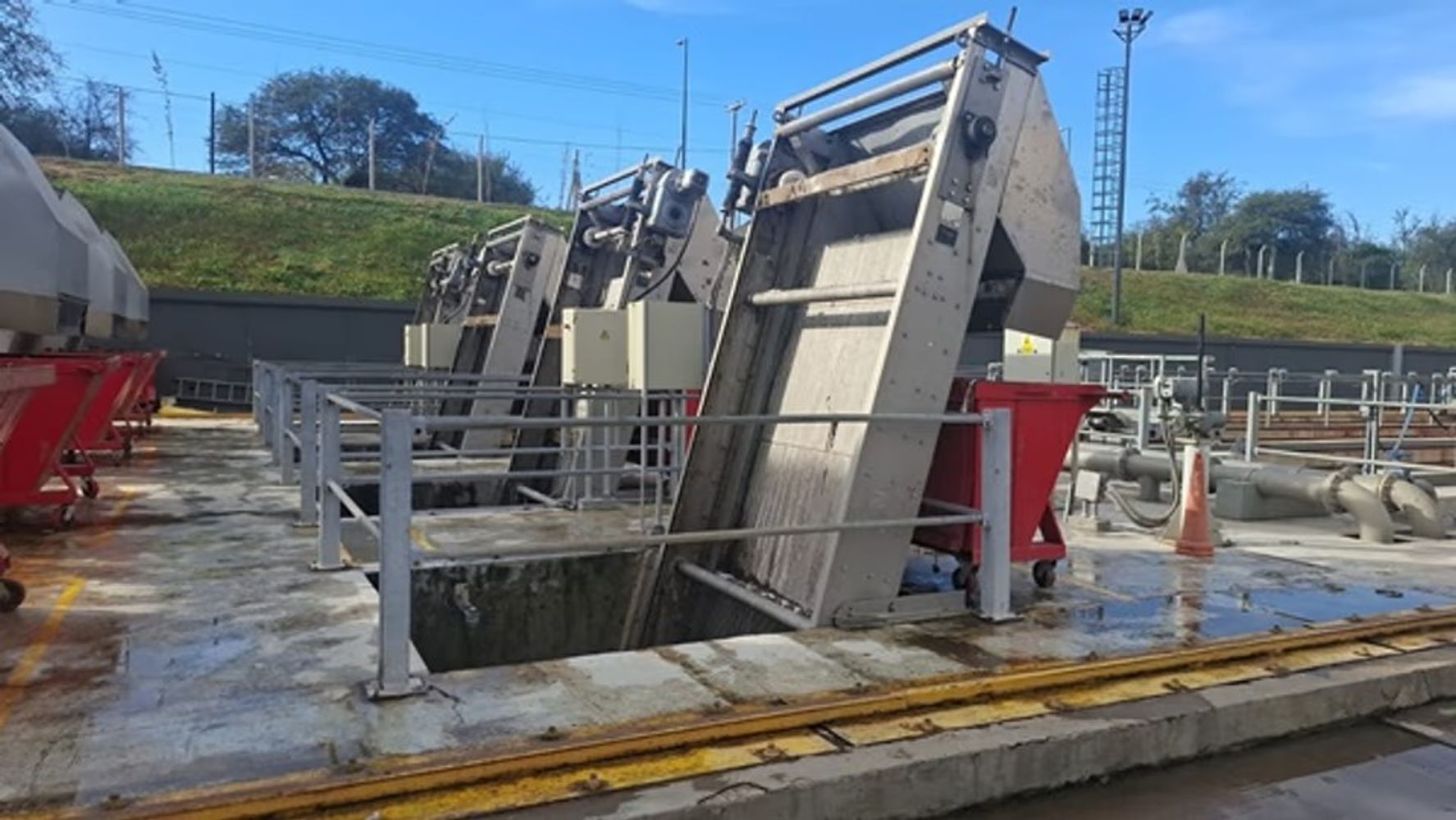 Investigan el hallazgo de un feto en la planta depuradora de Camino a Chacra de la Merced.