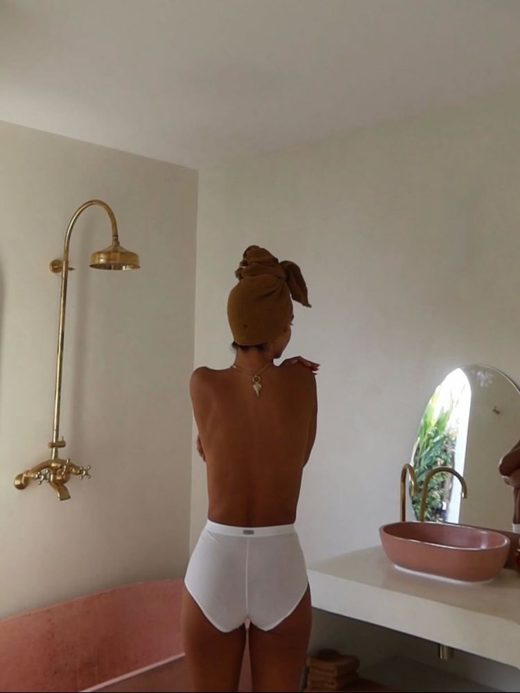 "De chiquita soñaba con una bañera rosa": el sofisticado look "home-spa" con el que Zaira Nara mostró su rincón más íntimo