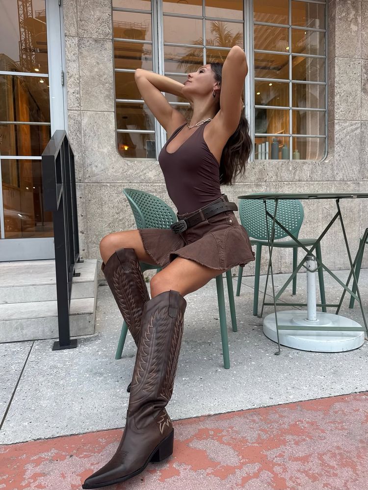 Estampa tejana en chocolate: el look con botas cowboy y minifalda con el que Pampita conquistó las calles de Miami