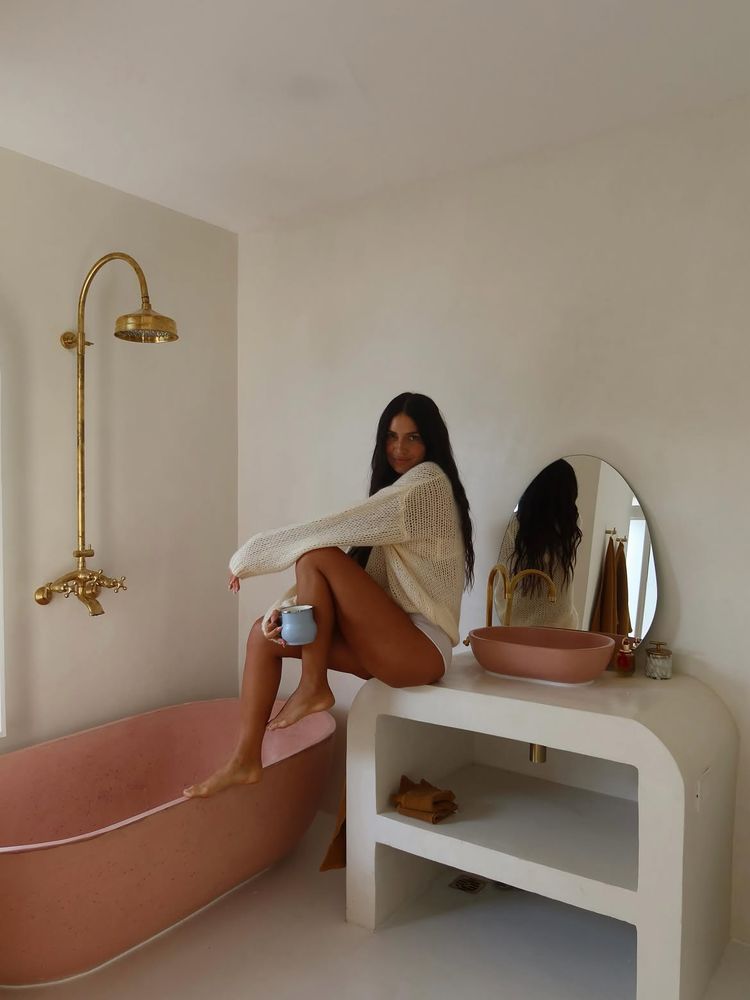 "De chiquita soñaba con una bañera rosa": el sofisticado look "home-spa" con el que Zaira Nara mostró su rincón más íntimo