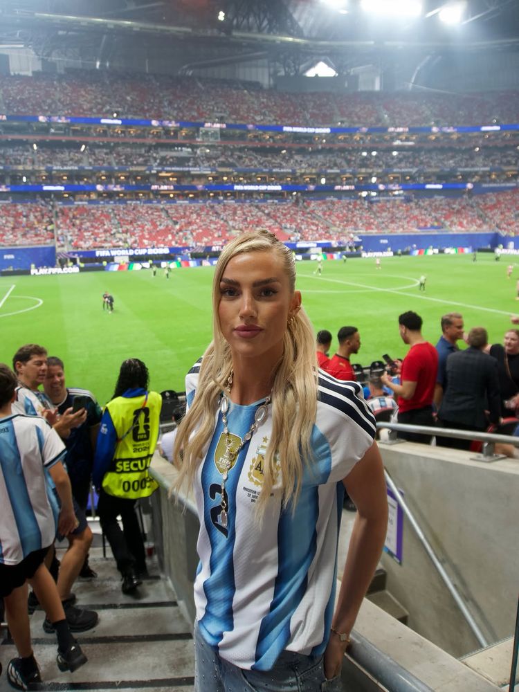Camiseta intervenida y jean con strass: la apuesta de alta gama con la que Kelci Rose conquistó las tribunas del Mundial 2026
