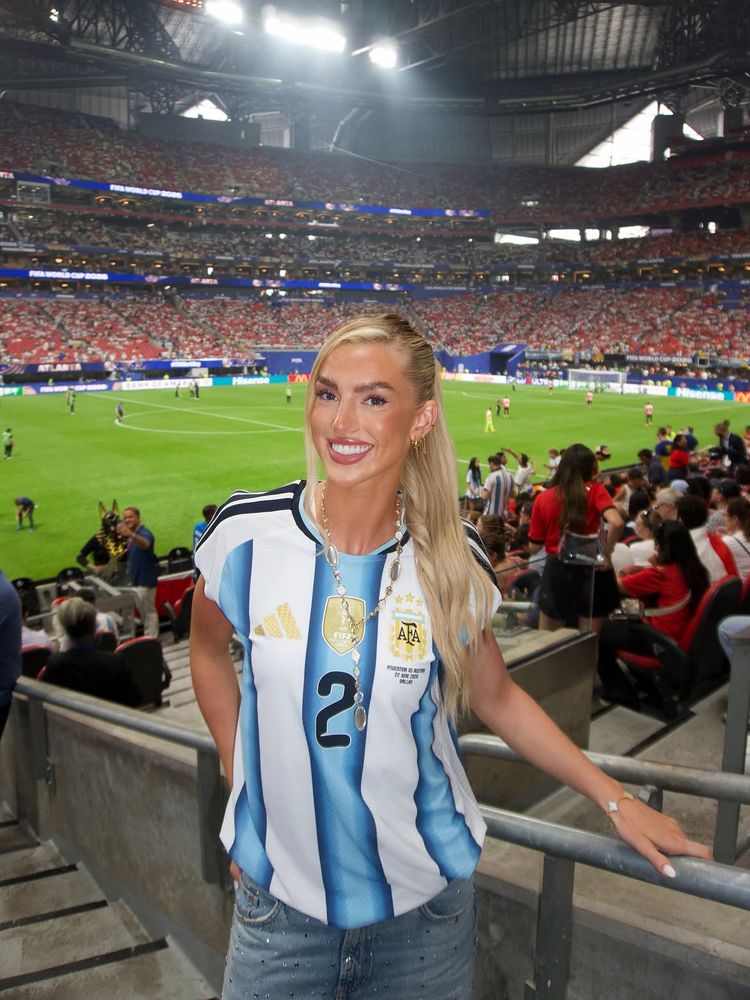 Camiseta intervenida y jean con strass: la apuesta de alta gama con la que Kelci Rose conquistó las tribunas del Mundial 2026