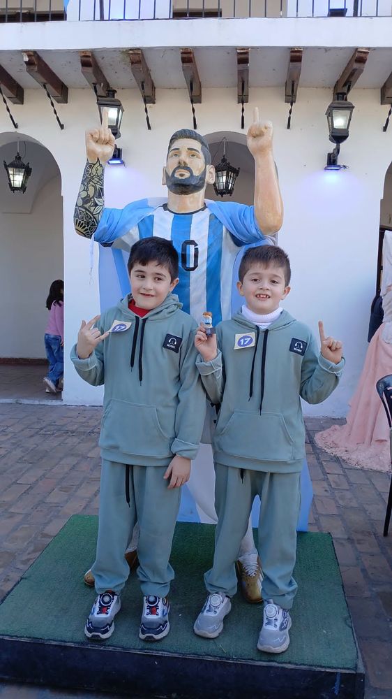 Posando junto a la estatua de Messi