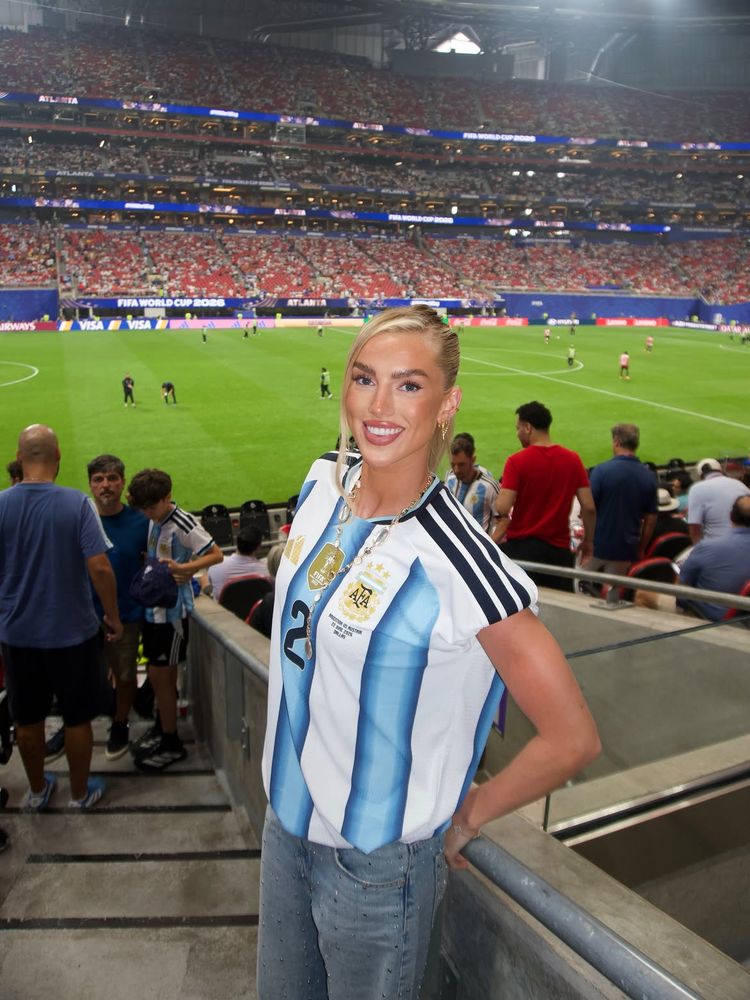 Camiseta intervenida y jean con strass: la apuesta de alta gama con la que Kelci Rose conquistó las tribunas del Mundial 2026