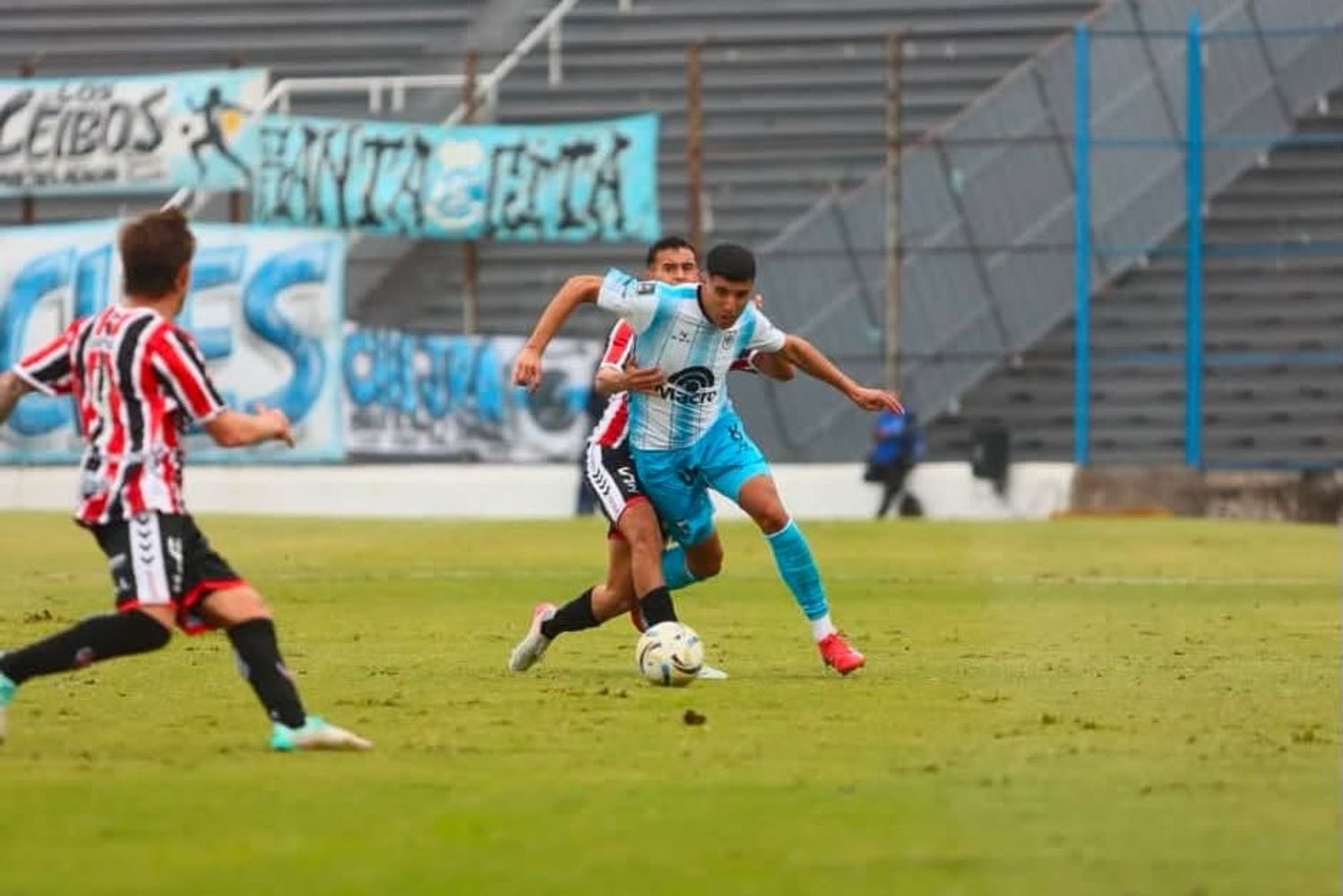 La defensa de Chacarita temblaba ante cada embate del equipo jujeño, que de tanto insistir llegó al gol y pudo emparejar el tanteador.