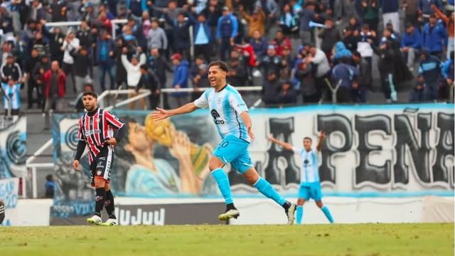 La hinchada explotó tras la igualdad lograda por Octavio Bianchi, que vino desde el banco de suplentes para poner nuevamente su cuota de gol en un partido que resultó complicado de resolver para el "Lobo".