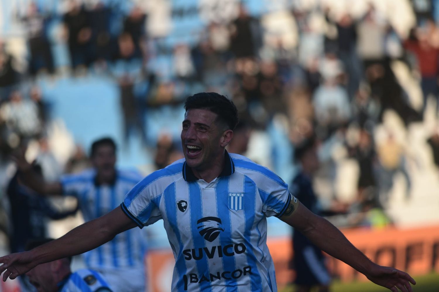 El goleador Pablo Chavarría y su familia mundial.